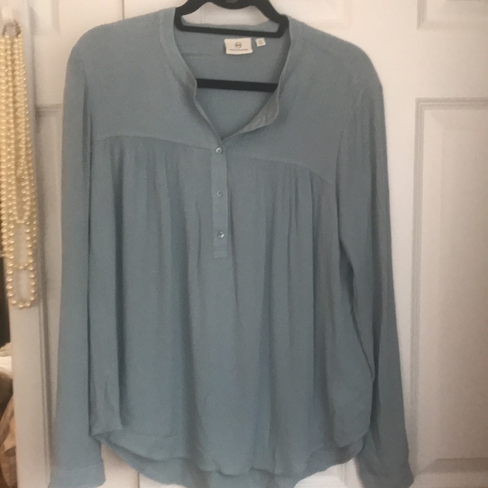 AG , M, light blue top